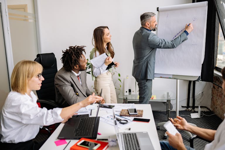 Fachleute beim Brainstorming und kollaborativer Teamarbeit in einem modernen Besprechungsraum